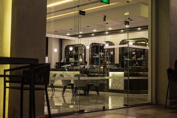 Die Piano Bar im Dana Beach, (wo sich eine Musikerin an manchen Tagen einen fl�tet).