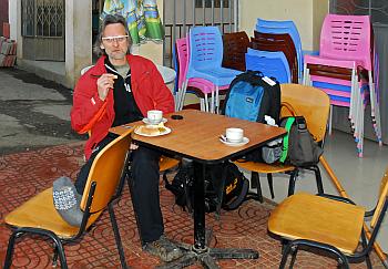 Fr�hst�ck vor dem Hotel in Debark