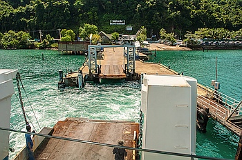 Mit der F�hre verlassen wir die Insel Koh Chang.