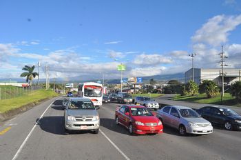 Ein kleiner Reisebus brachte uns zu unserem Hotel.