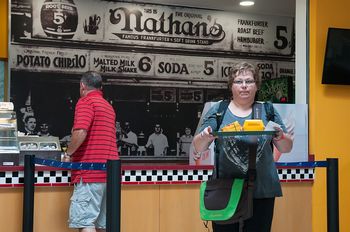 Susanne as noch einen Burger f�r unser letztes Geld aus der Dominikanischen Republik.