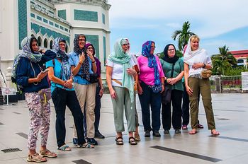Alle Frauen musssten sich vor der Moschee die Haare verschleiern. Ebenso waren kurze Hosen und �rmellose Shirts Tabu.