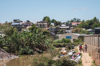 Antananarivo: W�sche wird nach dem Waschen im Fluss in der Sonne gebleicht.