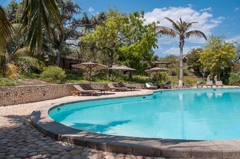 Am fast menschenleeren Pool.