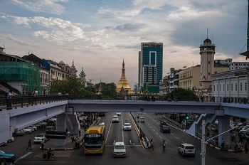 In den Stra�en von Yangon (Blick auf die Shwedagon-Pagode).