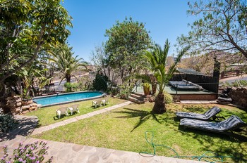 Im Garten von unseren Guesthouse, mit Blick auf den Pr�sidentenpalast nebenan.