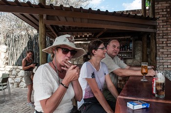 Nach der Safari an der Bar im Etosha Village Camp.