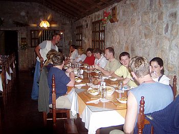 Abendessen im Camp Kamoiran.